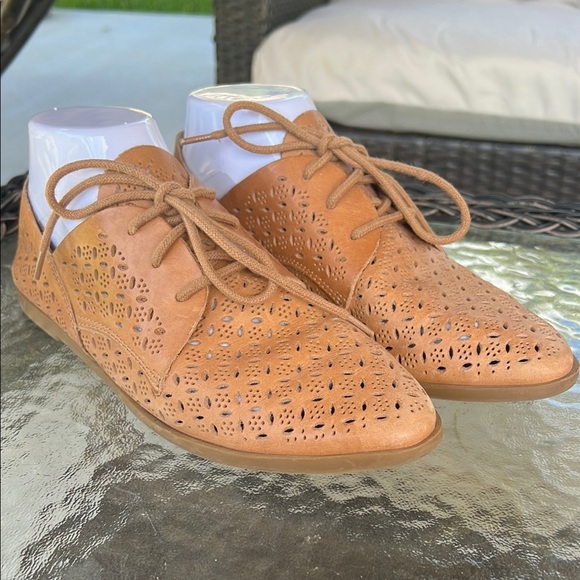 Lucky Brand Shoes - Lucky Brand Tan Laser-Cut Leather Oxford Flats Size 8M Boho Vintage-Inspired